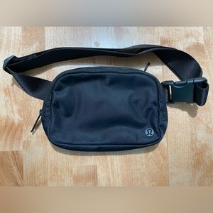 OG lululemon everywhere belt bag matte black